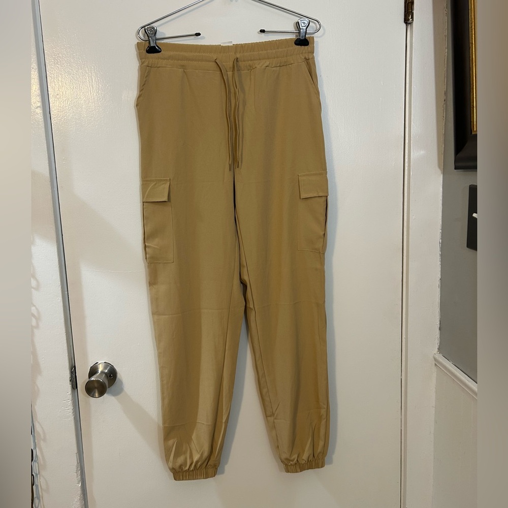 New without tag BUZZ cargo style joggers camel tan color size M lightweight